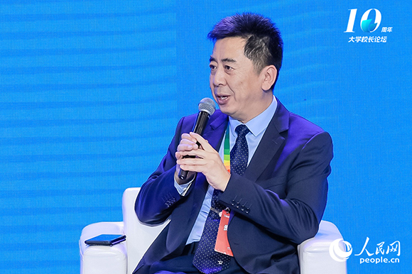 西安交通大學(xué)黨委常委、副校長(zhǎng)洪軍出席圓桌論壇并發(fā)言。