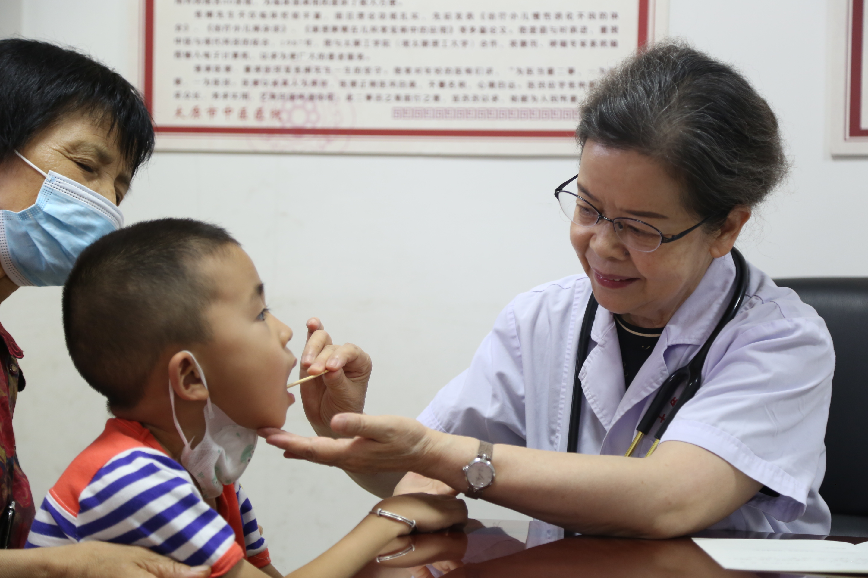 李玉蘭為患兒診治。圖片由太原市衛(wèi)健委提供
