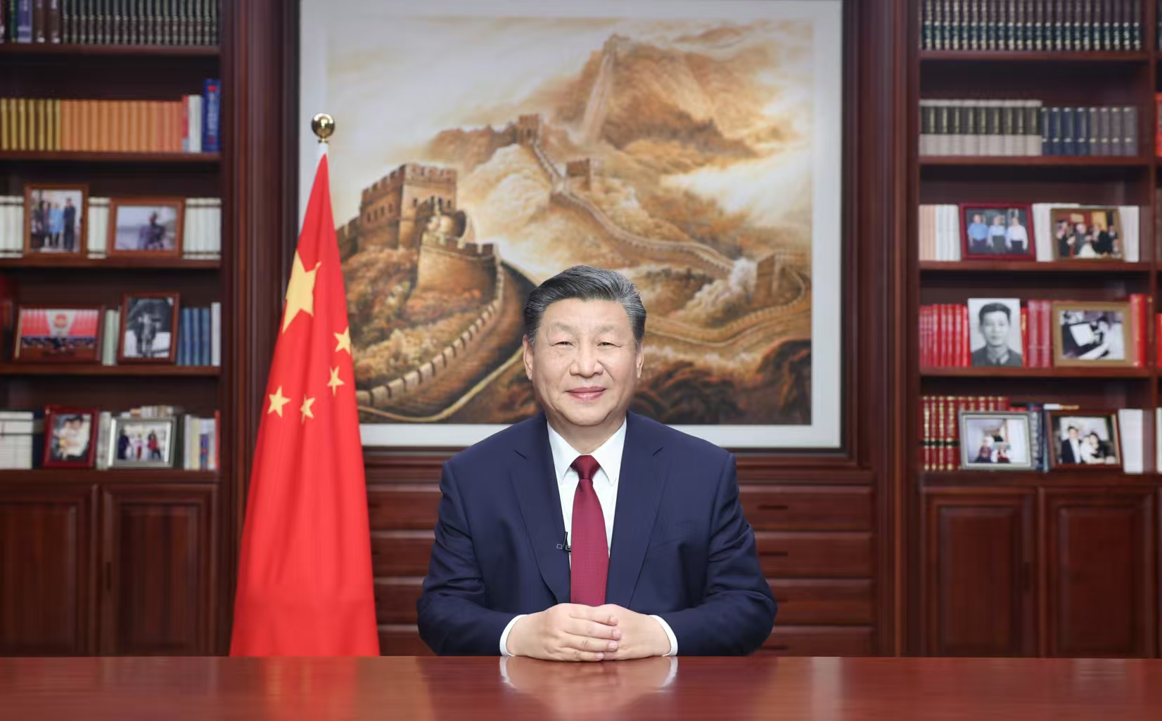 2023年12月31日，新年前夕，國(guó)家主席習(xí)近平通過(guò)中央廣播電視總臺(tái)和互聯(lián)網(wǎng)，發(fā)表二〇二四年新年賀詞。圖片來(lái)源：新華社
